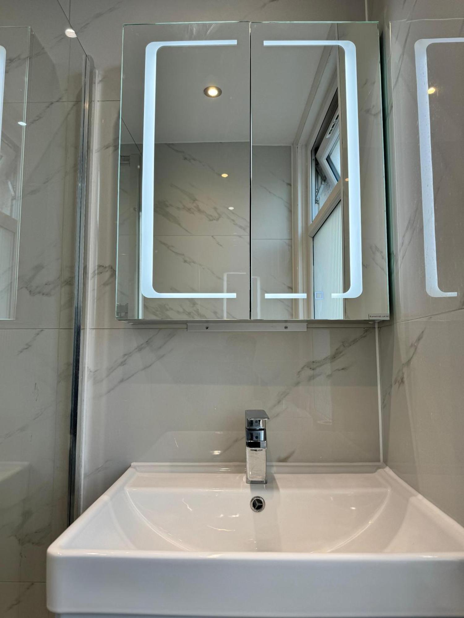 Double Bedroom In Private Home- Canning Town By Excel Hospedagem domiciliar Londres
